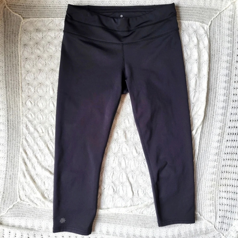 Athleta womens Capri leggings with back zip pocket. Black. Size S